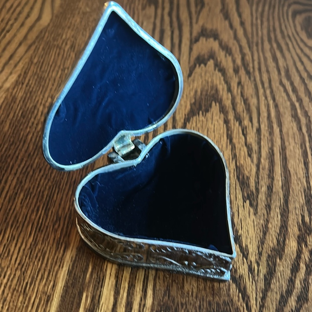 Heart-Shaped Silver-plated Jewelry trinket Box with rose floral design - Picture 2 of 2